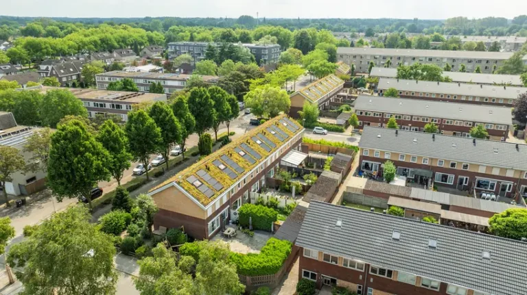 Dronefoto van een gebouw met dakramen in Valkenswaard.
