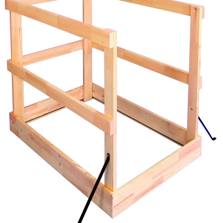 Houten veiligheidshek boven een opening voor een zoldertrap.