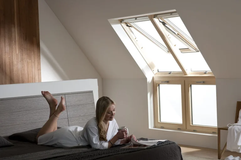 Slaapkamer met houten Keylite Bi-Lite dakramen.