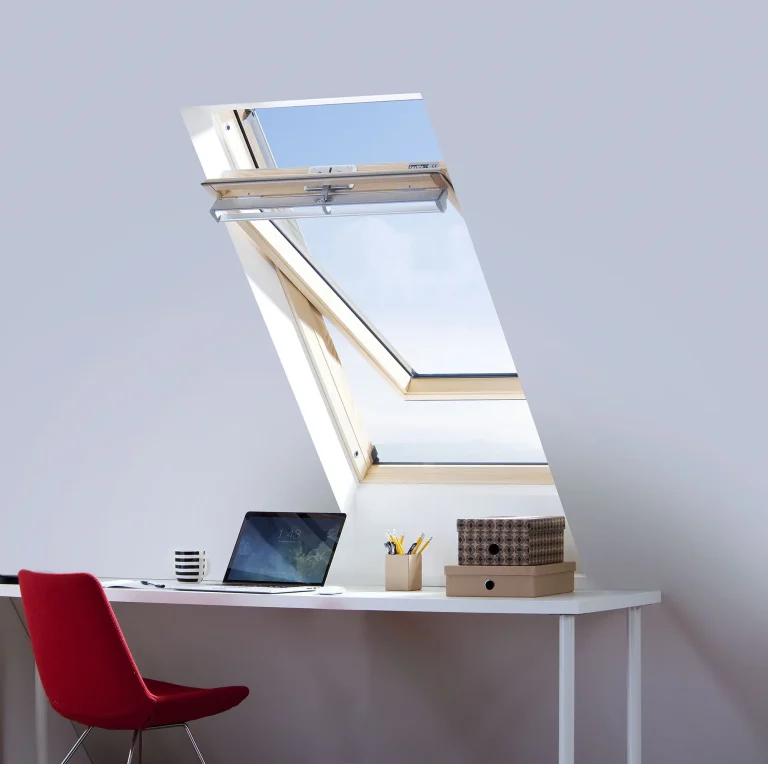 Houten Keylite Futuretherm CP dakraam in een schuin plafond.