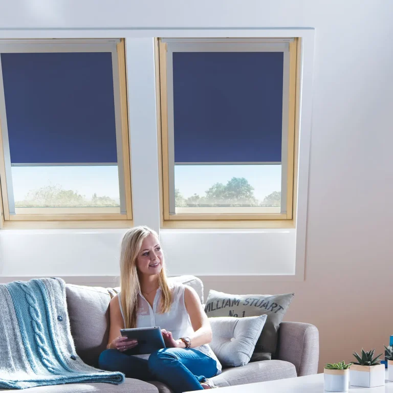 Woonkamer met houten Keylite combinatiedakramen en rolgordijnen.