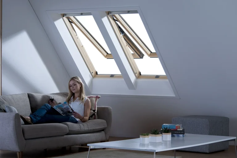 Woonkamer met houten Keylite combinatiedakramen in een schuin plafond.
