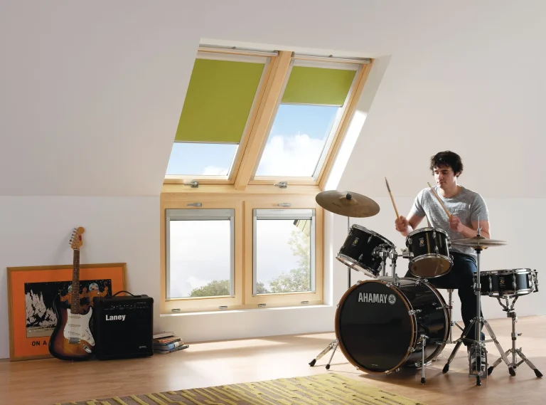 Muziekruimte met drummer onder Keylite dakramen met rolgordijnen.