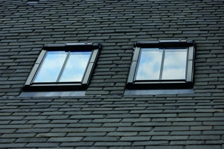 Keylite solar dakraam of raamdecoratie met bediening op zonne-energie.