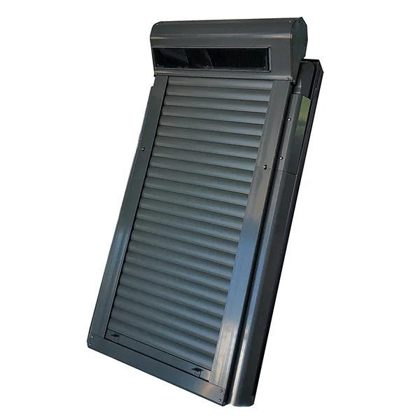 Keylite solar rolluik gemonteerd aan de buitenzijde van een dakraam.