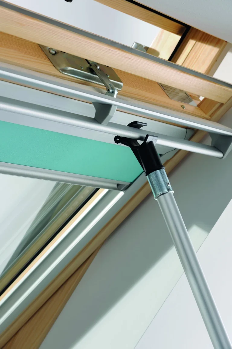 Keylite dakraam met passende raamdecoratie voor lichtregeling en comfort.
