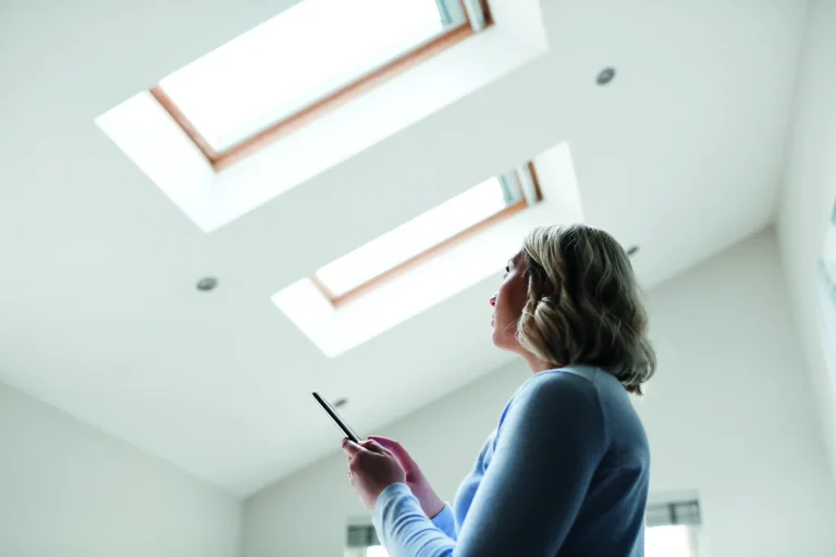 Keylite solar dakraam of raamdecoratie met bediening op zonne-energie.