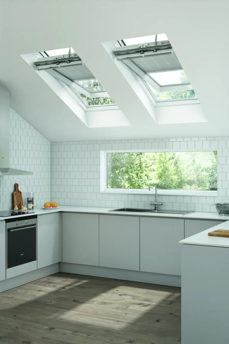 Keylite solar dakraam of raamdecoratie met bediening op zonne-energie.
