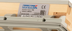 Nieuw Keylite typeplaatje op een houten dakraam met product- en maatgegevens.