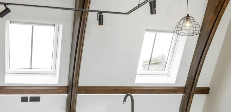 Detail van een lichte wand en dakconstructie met natuurlijk daglicht.
